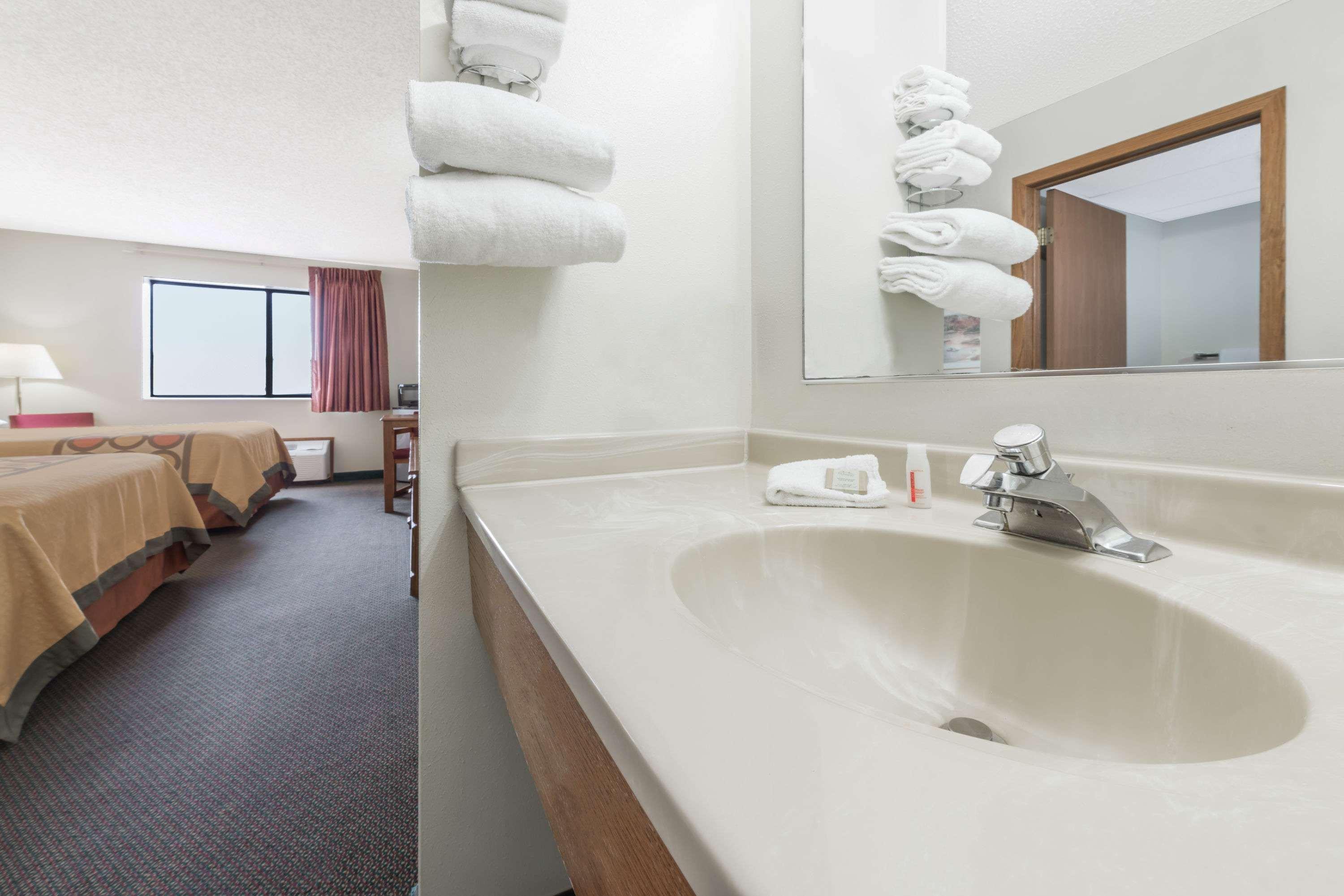 Super 8 By Wyndham Smithville Lake מראה חיצוני תמונה